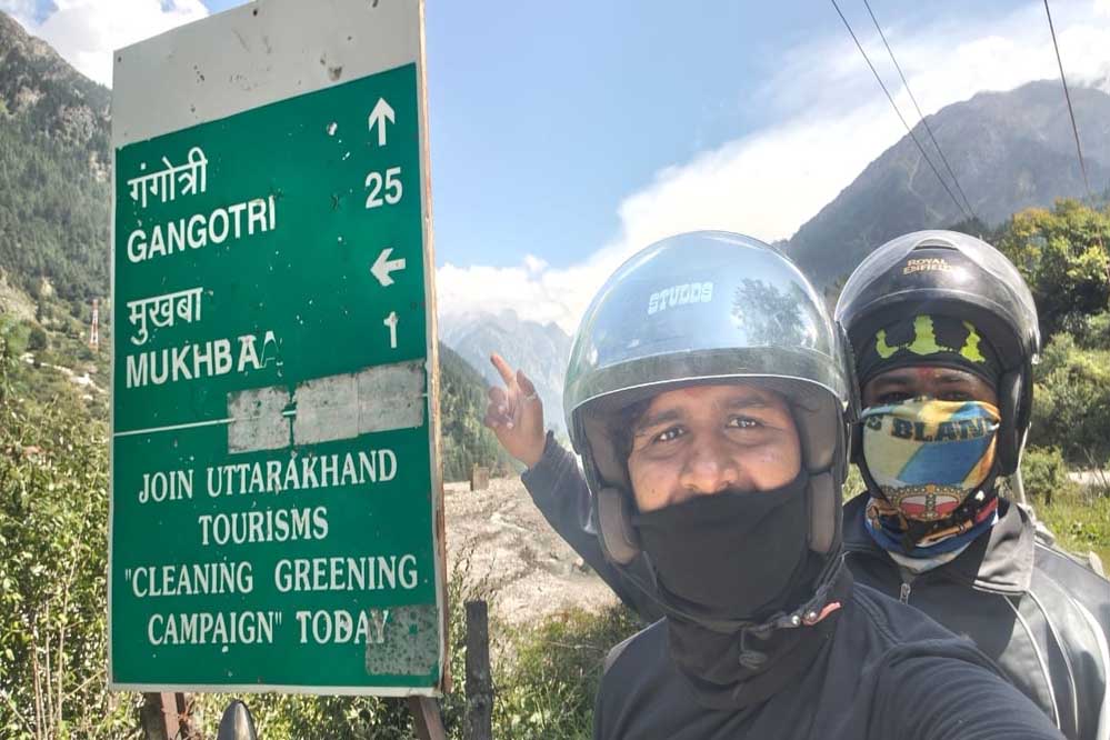 बलौदाबाजार के दो युवाओं ने बाइक से पूरी की 4400 किलोमीटर की चारधाम यात्रा, रचा इतिहास