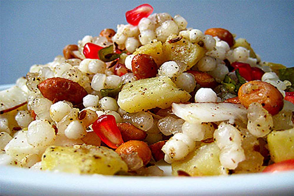 व्रत में भूख लगे और ऑफिस भी जाना हो? साबूदाना और मूंगफली की ये स्पेशल रेसिपी करें ट्राई