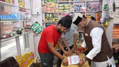 प्रधानमंत्री मोदी के आहवान पर दुकानदारों ने शुरू किया स्वदेशी जागरण अभियान प्रधानमंत्री मोदी के आहवान पर दुकानदारों ने शुरू किया स्वदेशी जागरण अभियान