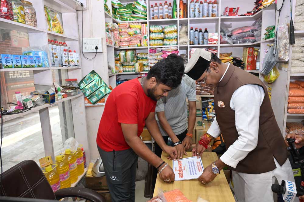 प्रधानमंत्री  मोदी के आहवान पर दुकानदारों ने शुरू किया स्वदेशी जागरण अभियान