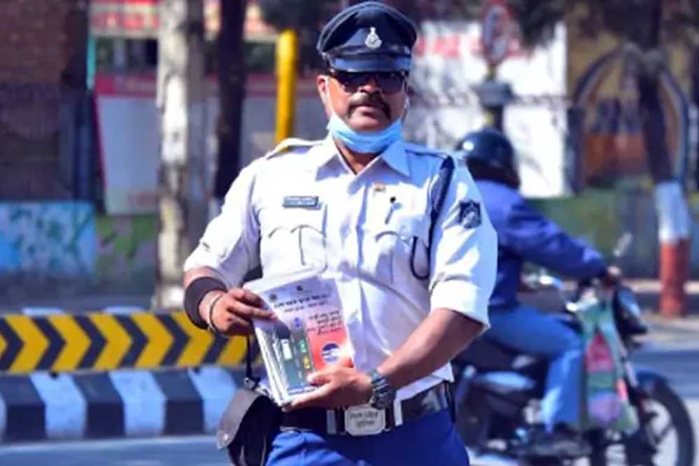 इंदौर का डांसिंग कॉप फंसा मुश्किल में, वायरल चैट पर कमिश्नर ने लिया एक्शन — लाइन अटैच