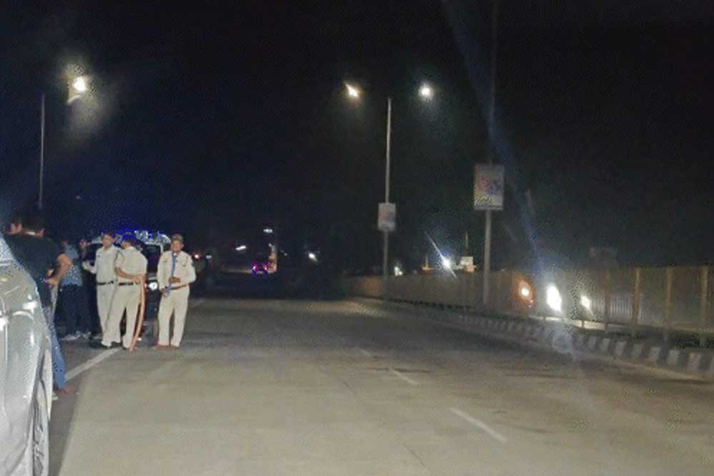 बिलासपुर में रईसजादों की स्टंटबाजी! 15-20 कारों के काफिले ने NH पर मचाया तांडव, रील्स बनाते लटके कार की विंडो से