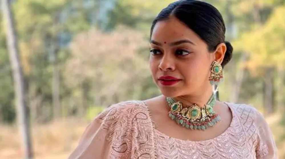 कपिल शर्मा की ऑन-स्क्रीन वाइफ सुमोना पर दिन दहाड़े …….. , कार घिरी भीड़ में