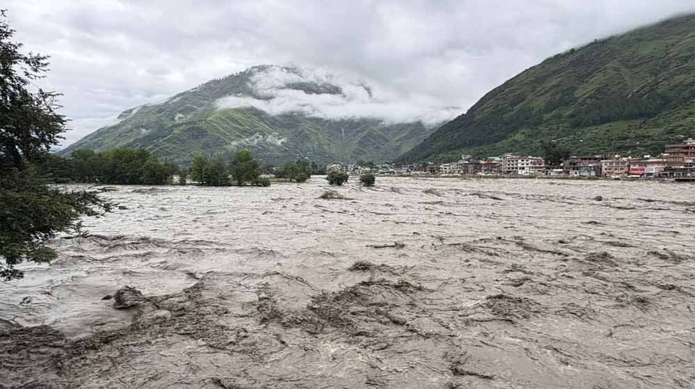 हिमाचल में भारी बारिश: 9 जिलों में कल स्कूल-कॉलेज बंद, मंडी में एम्बुलेंस पलटी