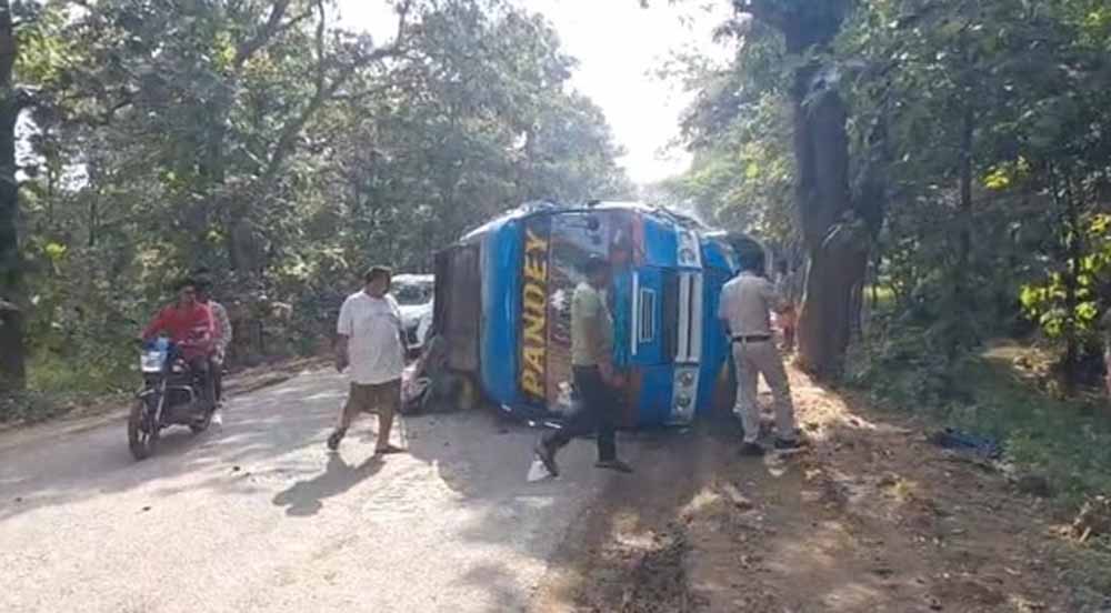 पन्ना में दर्दनाक हादसा: तेज रफ्तार बस पेड़ से टकराई, 12 यात्री घायल, महिला की हालत नाजुक