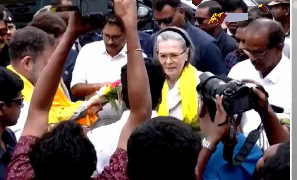 श्री नारायण गुरु समाधि कार्यक्रम में पहुंचे राहुल-प्रियंका-सोनिया, कहा- इंसानों के प्रति करुणा जरूरी