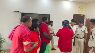 रायपुर DRM ऑफिस में कुलियों का हंगामा, बैटरी वाहनों का किया विरोध