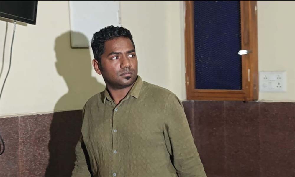 CG कोल स्कैम: पूर्व IAS सौम्या चौरसिया के निजी सचिव गिरफ्तार, EOW ने किया कोर्ट में पेश CG कोल स्कैम: पूर्व IAS सौम्या चौरसिया के निजी सचिव गिरफ्तार, EOW ने किया कोर्ट में पेश