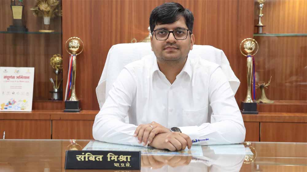 कलेक्टर ने ली आदिवासी विकास विभाग की समीक्षा बैठक