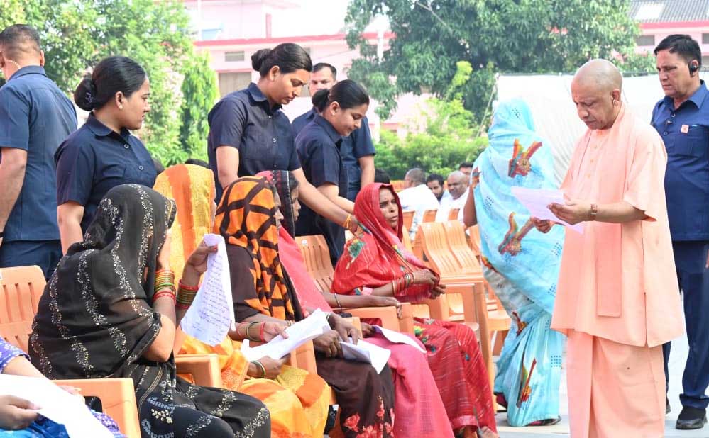 हर जरूरतमंद को दिलाएं कल्याणकारी योजनाओं का लाभ : सीएम योगी
