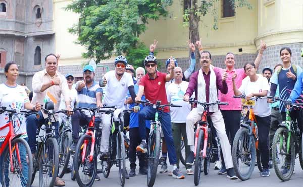 इंदौर में ‘नो कार डे’ की पहल, साइकिल से ऑफिस पहुंचे अफसर और नेता