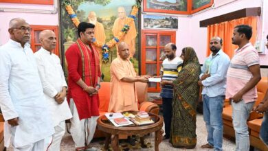 पिपराइच कांड: मुख्यमंत्री योगी ने सोमवार को दीपक गुप्ता के परिजनों से की मुलाकात, दी ₹5 लाख की आर्थिक सहायता पिपराइच कांड: मुख्यमंत्री योगी ने सोमवार को दीपक गुप्ता के परिजनों से की मुलाकात, दी ₹5 लाख की आर्थिक सहायता