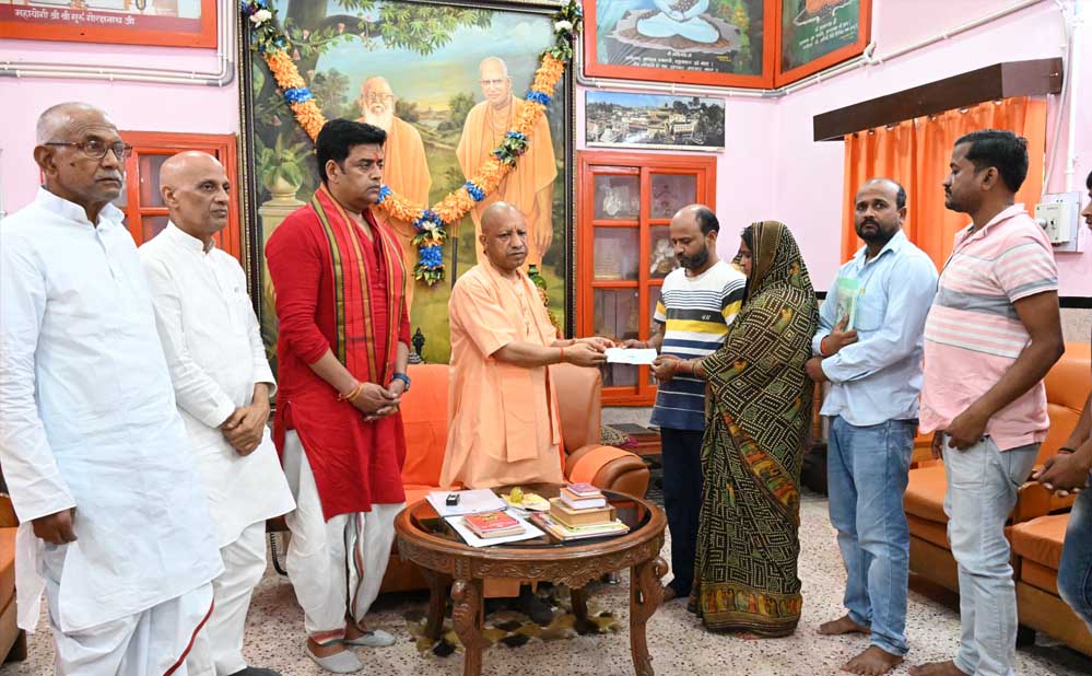 पिपराइच कांड: मुख्यमंत्री योगी ने सोमवार को दीपक गुप्ता के परिजनों से की मुलाकात, दी ₹5 लाख की आर्थिक सहायता