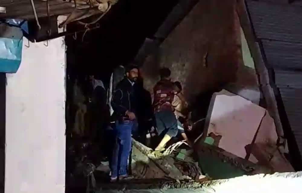 इंदौर में तीन मंजिला इमारत ढही, दो की मौत, 12 घायल; चार की हालत नाजुक