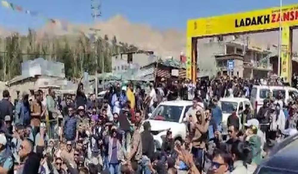 लद्दाख में आंदोलन उग्र, लेह में BJP दफ्तर और CRPF की गाड़ी को किया आग के हवाले; वांगचुक 15 दिन से भूख हड़ताल पर