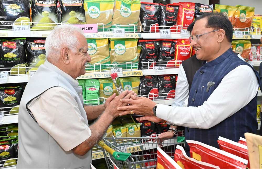 रायपुर : मुख्यमंत्री अचानक पहुंचे मार्ट,ग्राहकों से की मुलाकात,ग्राहक बोले जीएसटी रिफॉर्म्स, बचत क्रांति रायपुर : मुख्यमंत्री अचानक पहुंचे मार्ट,ग्राहकों से की मुलाकात,ग्राहक बोले जीएसटी रिफॉर्म्स, बचत क्रांति