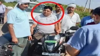 शिवपुरी में लोकायुक्त की कार्रवाई, फॉरेस्ट गॉर्ड रिश्वत लेते गिरफ्तार शिवपुरी में लोकायुक्त की कार्रवाई, फॉरेस्ट गॉर्ड रिश्वत लेते गिरफ्तार