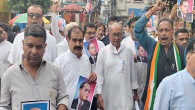 इंदौर में दिग्विजय सिंह का विरोध, दिखाए गए काले झंडे और फेंकी गई चूड़ियां