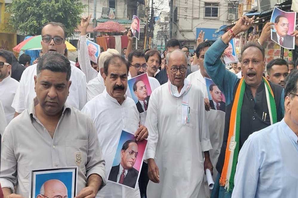 इंदौर में दिग्विजय सिंह का विरोध, दिखाए गए काले झंडे और फेंकी गई चूड़ियां