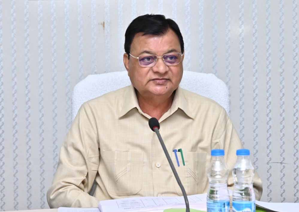 रायपुर : कारखानों में श्रमिकों के नियमित स्वास्थ्य जाँच में नहीं चलेगी मनमानी, श्रम मंत्री देवांगन ने दिए कड़े निर्देश रायपुर : कारखानों में श्रमिकों के नियमित स्वास्थ्य जाँच में नहीं चलेगी मनमानी, श्रम मंत्री देवांगन ने दिए कड़े निर्देश