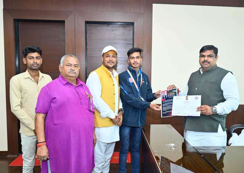 रायपुर : शिक्षा मंत्री श्री गजेन्द्र यादव से श्री ओमप्रकाश सेन ने की सौजन्य भेंट