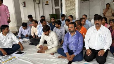 अवैध कब्जा हटाने गई सरकारी टीम पर ही एफआईआर,लेखपालों और नायब तहसीलदारों ने FIR खत्म करने को लेकर दिया धरना