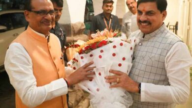 भोपाल: सीएम शिवराज सिंह यादव डॉ. मोहन यादव ने पुष्पगुच्छ से किया स्वागत