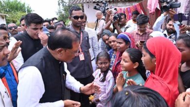 बाढ़ प्रभावितों का हाल जानने उनके बीच पहुँचे मुख्यमंत्री साय: अधिकारियों को राहत एवं पुनर्वास कार्यों में तेजी लाने के निर्देश