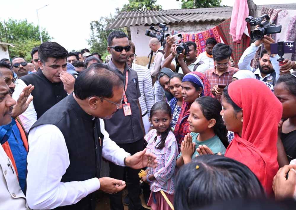 बाढ़ प्रभावितों का हाल जानने उनके बीच पहुँचे मुख्यमंत्री साय: अधिकारियों को राहत एवं पुनर्वास कार्यों में तेजी लाने के निर्देश बाढ़ प्रभावितों का हाल जानने उनके बीच पहुँचे मुख्यमंत्री साय: अधिकारियों को राहत एवं पुनर्वास कार्यों में तेजी लाने के निर्देश