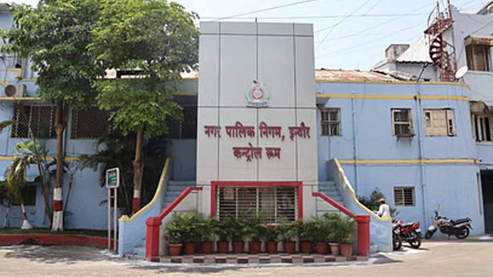 इंदौर: मुस्लिम बहुल इलाके में साइनबोर्ड बदलने पर नगर निगम के 2 कर्मचारी सस्पेंड, एक की छुट्टी इंदौर: मुस्लिम बहुल इलाके में साइनबोर्ड बदलने पर नगर निगम के 2 कर्मचारी सस्पेंड, एक की छुट्टी