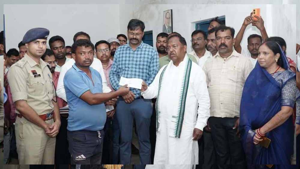 रायपुर : लुत्ती बांध टूटने से प्रभावित परिवारों से मिले कृषि मंत्री,  बंधाया ढांढस, हर संभव मदद करने दिलाया भरोसा