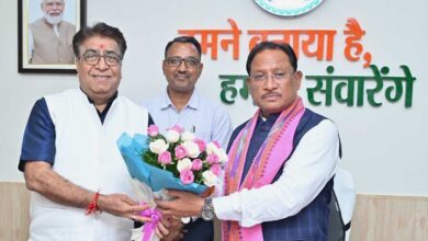 रायपुर : मुख्यमंत्री से ट्रिपल आई टी नया रायपुर के निदेशक प्रोफेसर ओमप्रकाश व्यास ने की सौजन्य मुलाकात