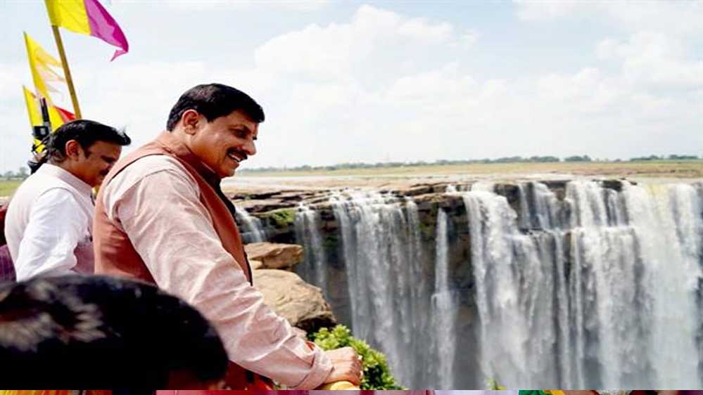 मुख्यमंत्री डॉ. यादव ने किया मऊगंज के बहुती जल प्रपात का अवलोकन, व्यू प्वाइंट से देखी दूधिया जलधारा