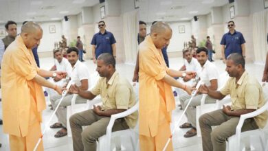 आमजन से व्यवहार ठीक रखें जनसेवक, दुर्व्यवहार बर्दाश्त नहीं: मुख्यमंत्री योगी आमजन से व्यवहार ठीक रखें जनसेवक, दुर्व्यवहार बर्दाश्त नहीं: मुख्यमंत्री योगी