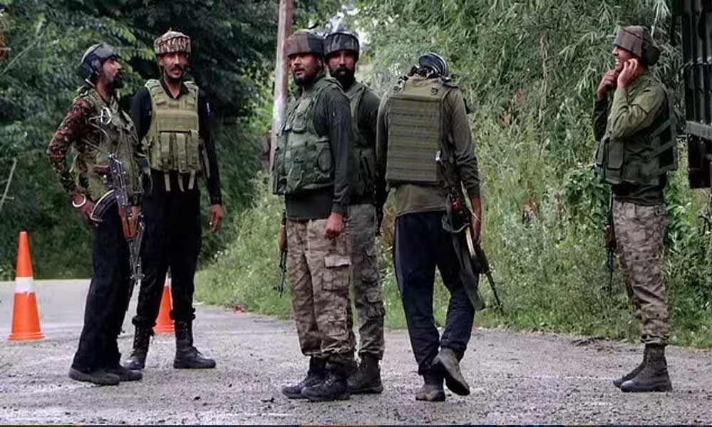 कुलगाम एनकाउंटर: एक आतंकी ढेर, मुठभेड़ में अफसर समेत तीन जवान घायल