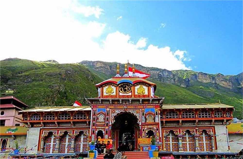 बद्रीनाथ मंदिर परिसर में भिक्षावृत्ति पर रोक, प्रशासन ने जारी किया आदेश