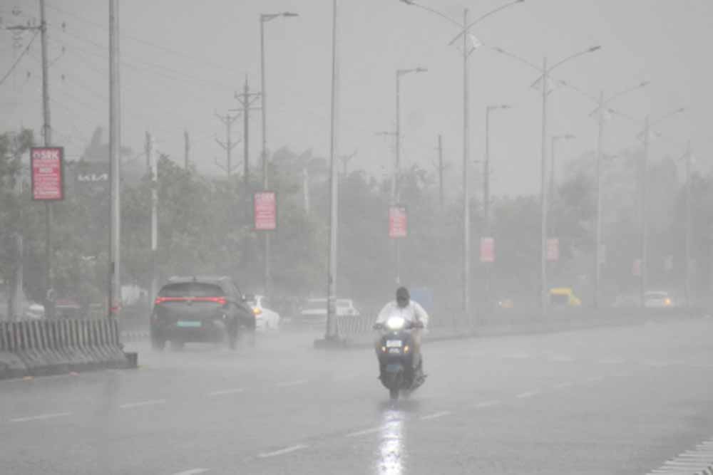 मध्य प्रदेश के 16 जिलों में तेज बारिश की चेतावनी, इंदौर-भोपाल संभाग भी प्रभावित