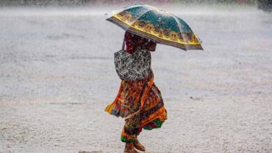 यूपी में मौसम का कहर: 11 जिलों में भारी बारिश का अलर्ट, पारा 4° गिरा