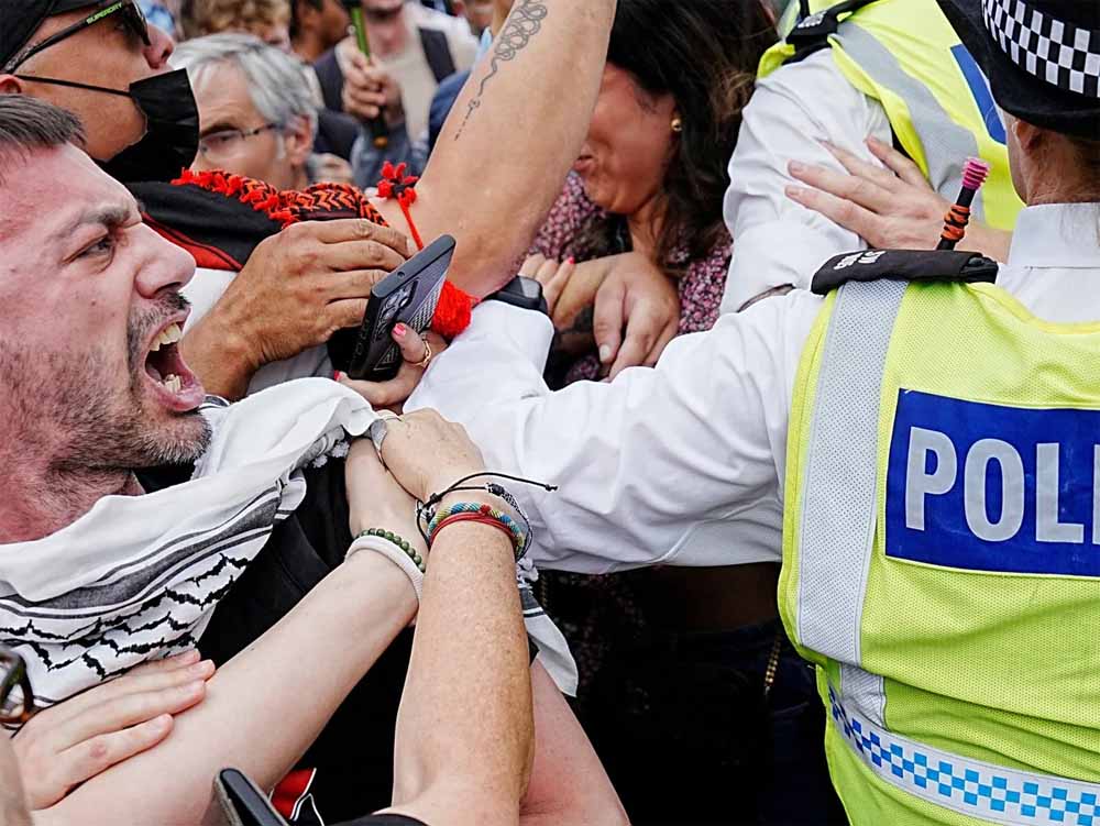 ब्रिटेन में संसद के बाहर हंगामा: 400 से अधिक गिरफ्तार, जानिए क्यों भड़के प्रदर्शनकारी ब्रिटेन में संसद के बाहर हंगामा: 400 से अधिक गिरफ्तार, जानिए क्यों भड़के प्रदर्शनकारी