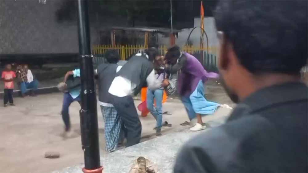 दमोह रेलवे स्टेशन पर झगड़ा: खानाबदोशों के बीच लाठी-पत्थरों से हिंसक संघर्ष