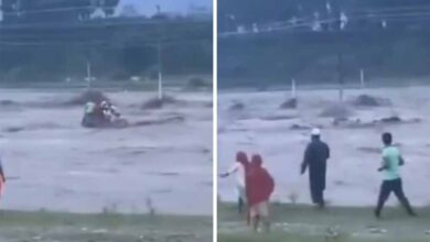 देहरादून में जल सैलाब का कहर: उफनती नदी में समा गया ट्रैक्टर, लोगों की मदद की गुहार