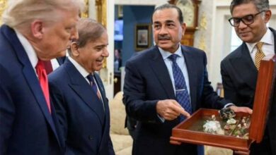 पाकिस्तान की हिचकिचाहट या मजबूरी? शहबाज-मुनीर ट्रंप से मिले खास तोहफे के साथ