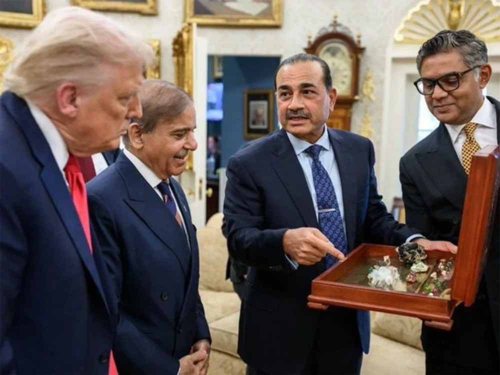 पाकिस्तान की हिचकिचाहट या मजबूरी? शहबाज-मुनीर ट्रंप से मिले खास तोहफे के साथ