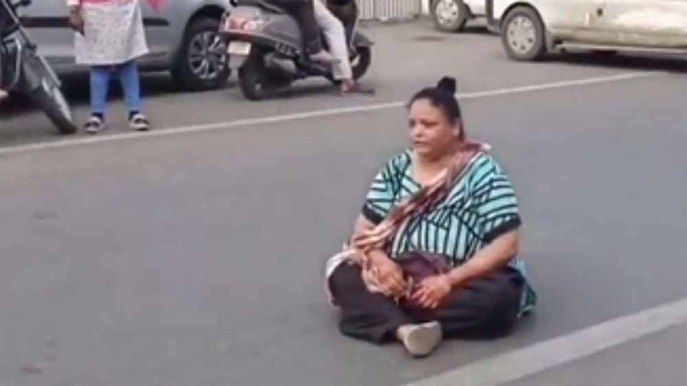 गुजरात में सड़क पर धरने पर बैठी महिला, 20 रुपये में सिर्फ 4 गोलगप्पे मिलने पर किया विरोध
