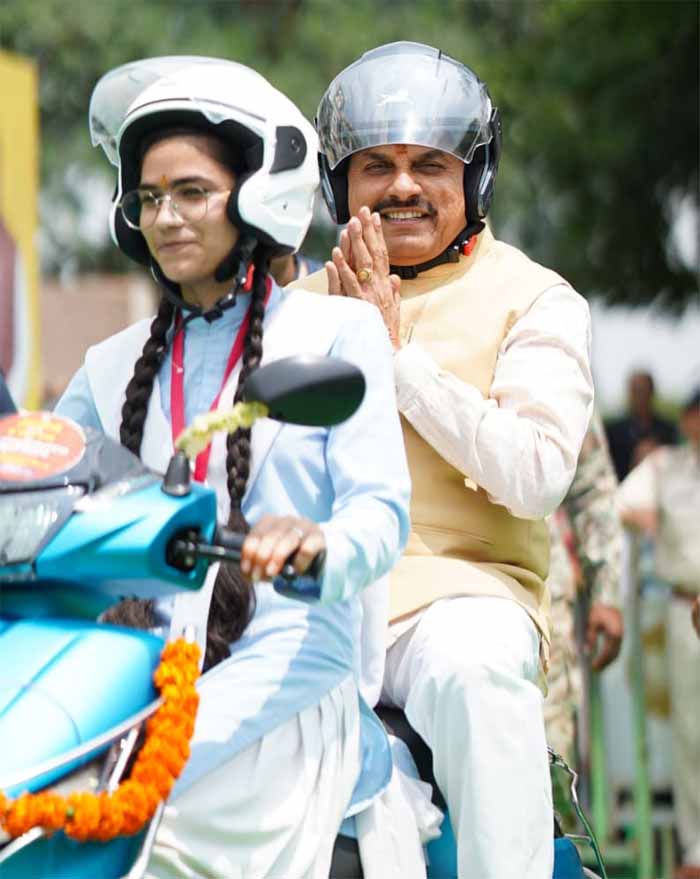 मुख्यमंत्री डॉ. यादव ने हेलमेट पहन कर विद्यार्थियों को दिया सुरक्षा का संदेश मुख्यमंत्री डॉ. यादव ने हेलमेट पहन कर विद्यार्थियों को दिया सुरक्षा का संदेश