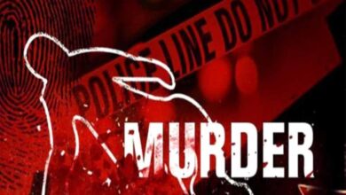 बस स्टैंड पर सनसनी: पति ने पत्नी को 12 बार चाकू से गोदा, बेटी बनी गवाह