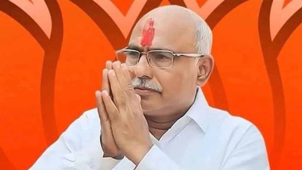 MP भाजपा अध्यक्ष हेमंत खंडेलवाल की रोड शो में हादसा: जीप के गेट में ऊंगली फंसने से चक्कर आने लगे MP भाजपा अध्यक्ष हेमंत खंडेलवाल की रोड शो में हादसा: जीप के गेट में ऊंगली फंसने से चक्कर आने लगे