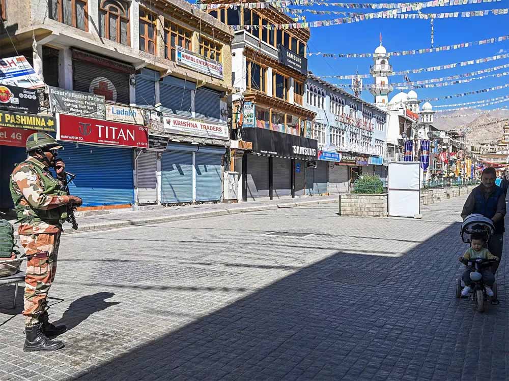 सोनम वांगचुक की गिरफ्तारी के बाद लद्दाख में तनाव! हर कोने पर सुरक्षा के कड़े इंतज़ाम