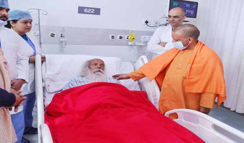 मुख्यमंत्री योगी आदित्यनाथ पहुंचे दिगंबर अखाड़ा, महंत सुरेश दास महाराज के स्वास्थ्य की ली जानकारी