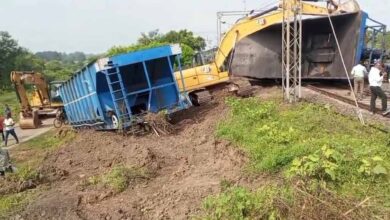 MP हादसा: कोतमा रेलवे स्टेशन पर मालगाड़ी की बोगियां पलटी, पटरी से उतरीं चार बोगियां! MP हादसा: कोतमा रेलवे स्टेशन पर मालगाड़ी की बोगियां पलटी, पटरी से उतरीं चार बोगियां!